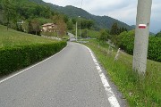 85 A Zergnone (852 m) seguo il 505A che prosegue a sx per buon tratto sulla strada asfaltata